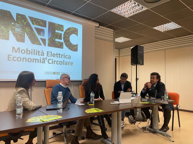 Tavola rotonda di presentazione della III edizione del Master MEEC, con i relatori seduti al tavolo davanti allo schermo con il logo MEEC
