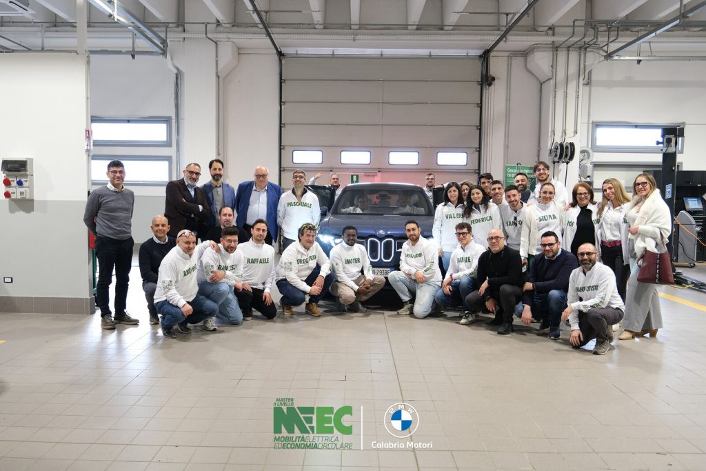 Foto di gruppo dei corsisti e dei docenti del Master MEEC nell'officina BMW di Calabria Motori