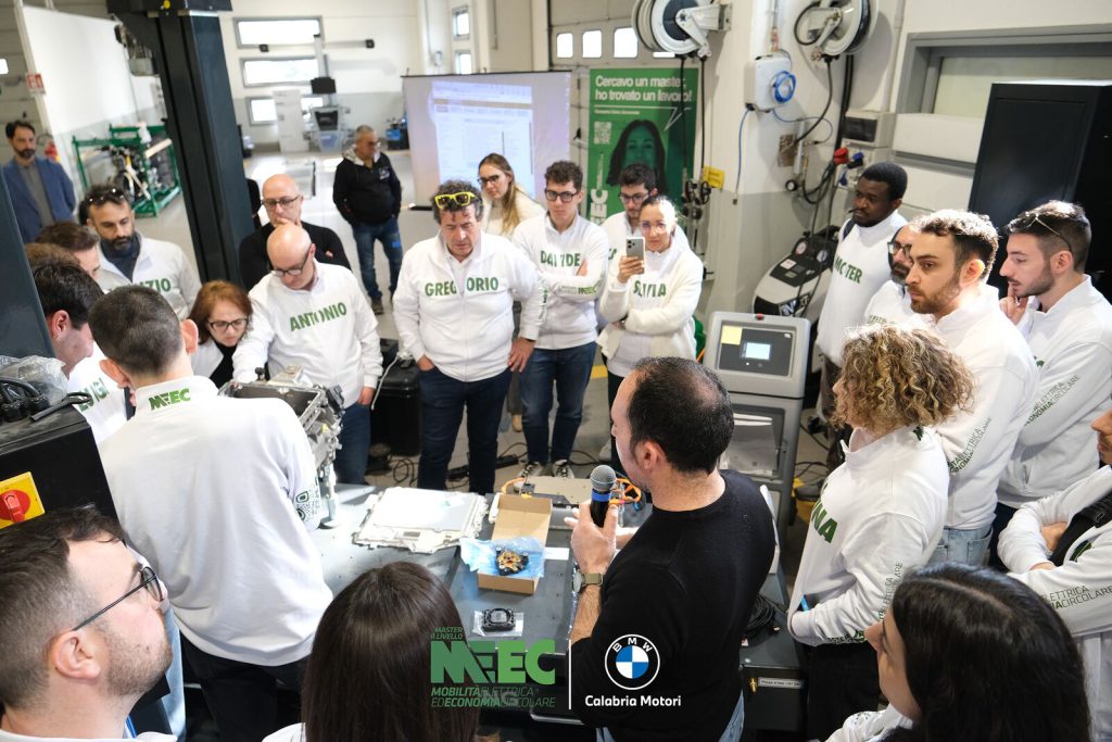 Il tecnico illustra ai corsisti del Master MEEC i componenti di un motore elettrico durante la dimostrazione in officina