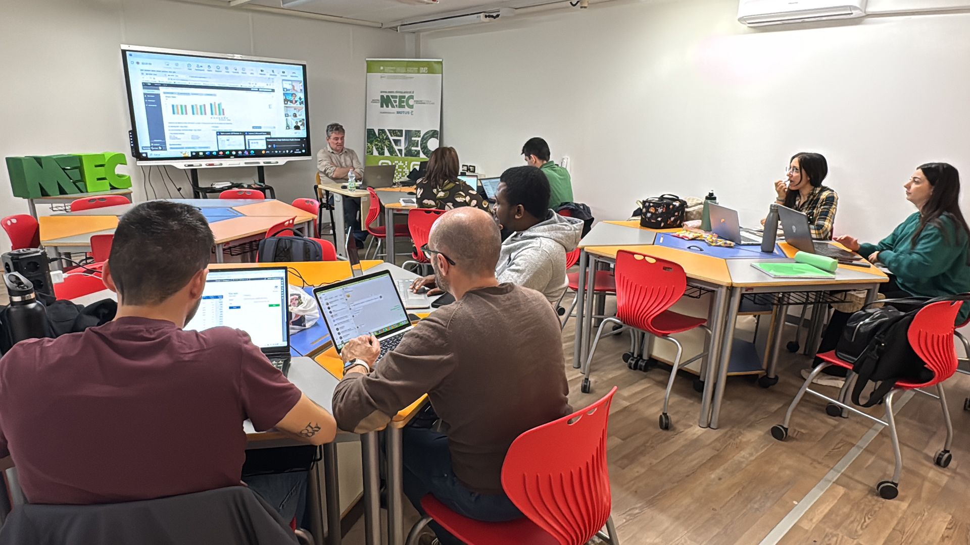 Corsisti del Master MEEC al lavoro sui portatili durante la Business Simulation Live Game
