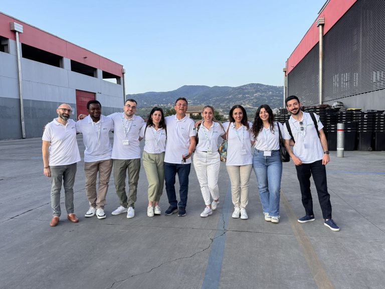 Corsisti del Master MEEC davanti allo stabilimento Calabra Maceri il giorno della presentazione del Report ESG 2025