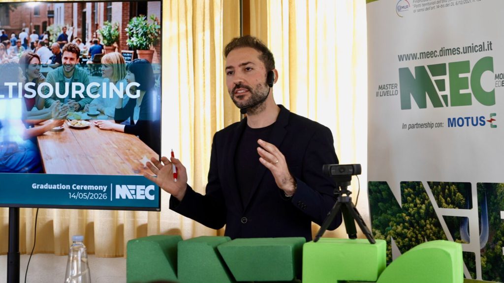 Un relatore interviene davanti ai corsisti durante i Residential Days 2026, con lo striscione MEEC e MOTUS-E alle spalle