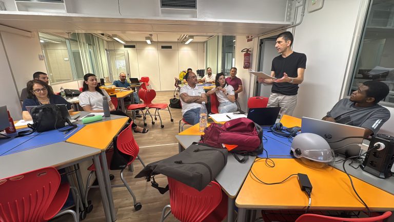 Ultima lezione della III edizione del Master MEEC: il docente parla ai corsisti in aula