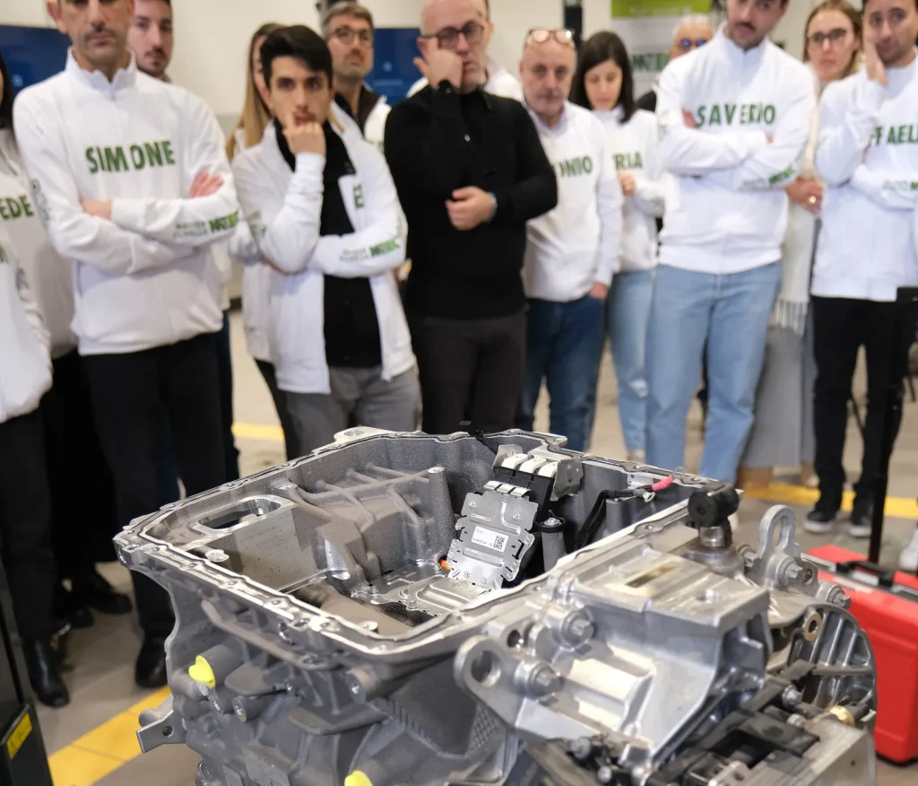 Corsisti del Master MEEC osservano da vicino un motore elettrico durante un’attività di laboratorio