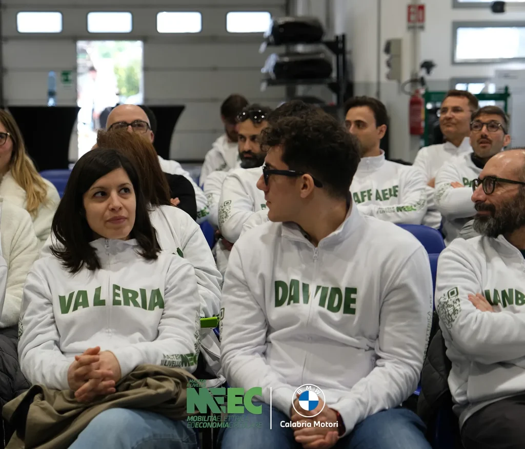 Corsisti del Master MEEC seguono una lezione in officina