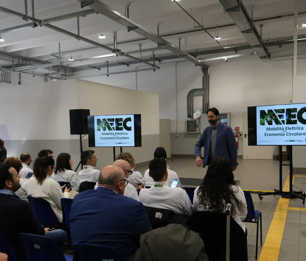 Lezione del Master MEEC in Mobilità Elettrica ed Economia Circolare in un laboratorio industriale