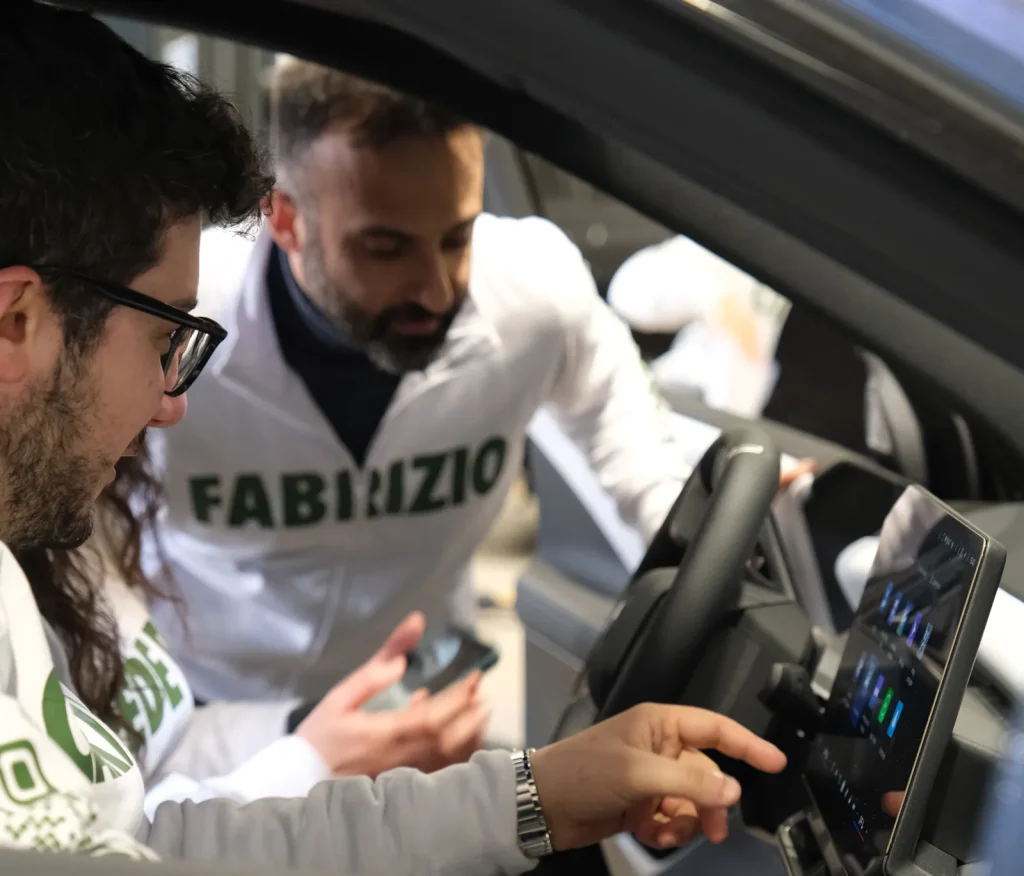 Corsisti del Master MEEC analizzano i sistemi di bordo di un’auto elettrica durante un’attività sul campo