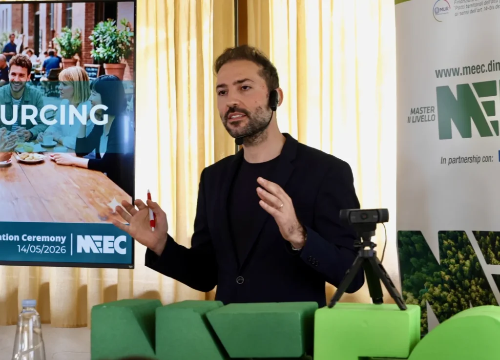 Un relatore interviene a un incontro del Master MEEC sulla mobilità elettrica