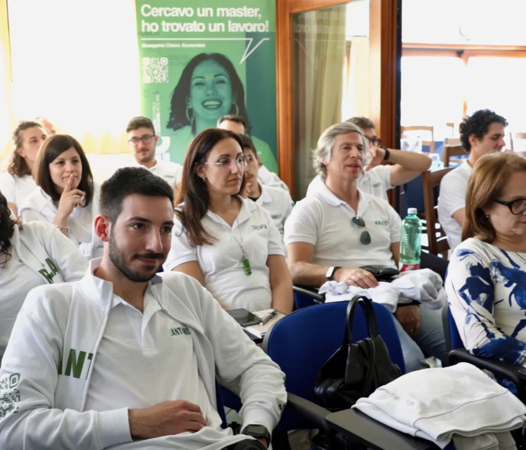 Studentesse e studenti del Master MEEC seguono una lezione in aula