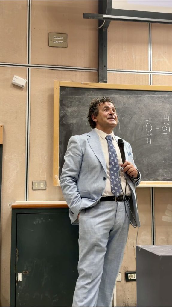 Il prof. Gregorio Cappuccino, direttore del Master MEEC, introduce il seminario sulle Big Tech