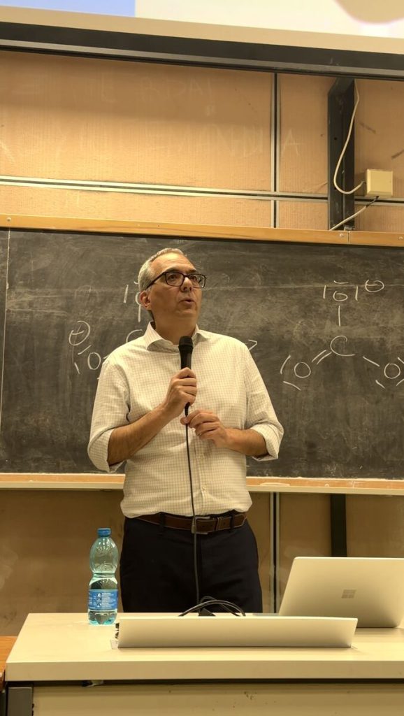Giovanni Severini durante il seminario «Le Big Tech e i dilemmi etici» al Master MEEC
