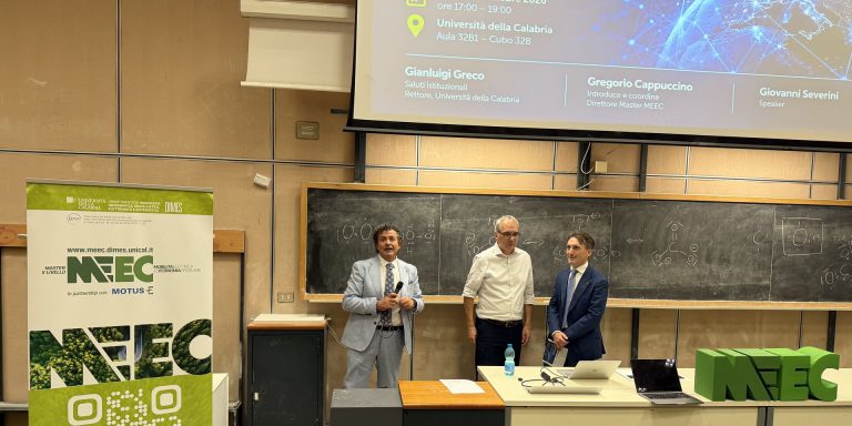 Gregorio Cappuccino, Giovanni Severini e il Rettore Gianluigi Greco in aula all'Università della Calabria per il seminario «Le Big Tech e i dilemmi etici»