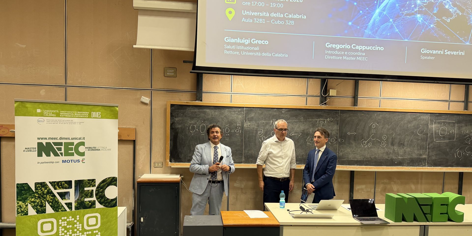 Gregorio Cappuccino, Giovanni Severini e il Rettore Gianluigi Greco in aula all'Università della Calabria per il seminario «Le Big Tech e i dilemmi etici»